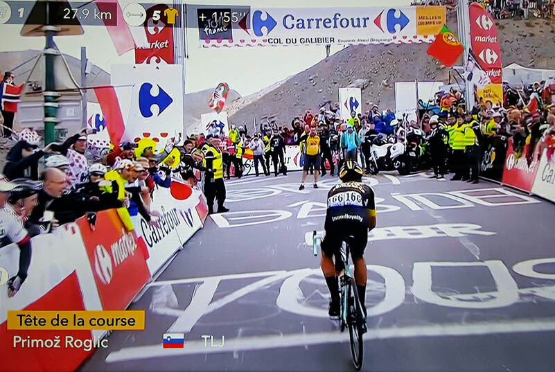 Roglic tijdens de Tour de France 2017 op de top van de Col du Galibier